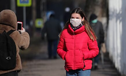 Una viandante con mascarilla | EFE