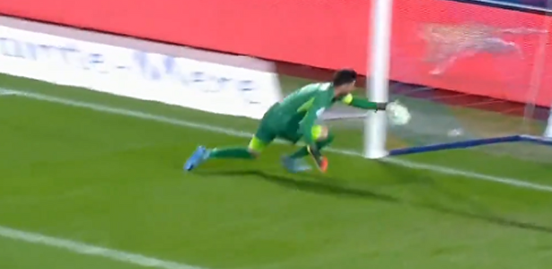 ¿El gol más surrealista en propia puerta de la temporada?