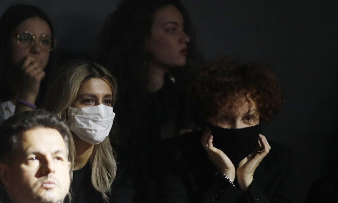 Espectadoras con mascarilla en el desfile de Milán. |  Gtres