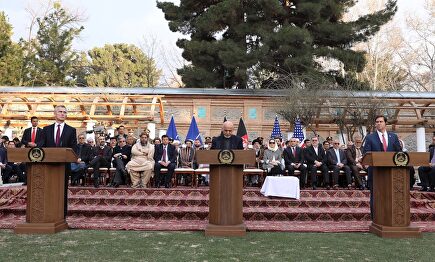 El acto estuvo encabezado por el presidente de Afganistán, Ashraf Ghani (centro). | EFE