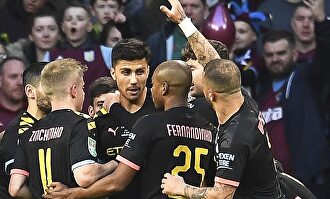 Rodrigo (c) es felicitado por su gol al Manchester City. |  EFE