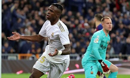 Vinicius celebra su gol ante el Barcelona en presencia de Ter Stegen. |  EFE