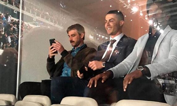 Cristiano Ronaldo, en un palco del Bernabéu para presenciar el Clásico entre Real Madrid y Barcelona. |  Twitter