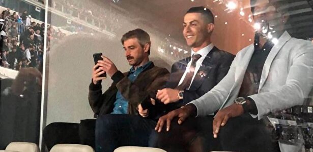 Cristiano Ronaldo, en un palco del Bernabéu para presenciar el Clásico entre Real Madrid y Barcelona. |  Twitter