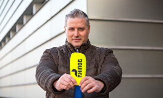 Carlos Barrigüete, CEO de la empresa Rhinob, muestra a LD uno de sus productos estrella, las espinilleras ProShields. |  David Alonso Rincón
