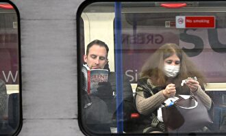 Una viajera con mascarilla en Londres |  EFE