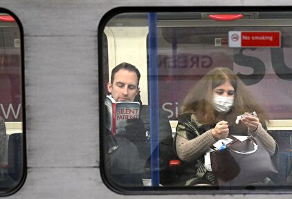 Una viajera con mascarilla en Londres |  EFE