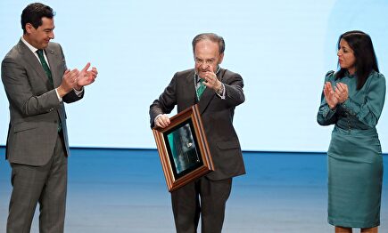 Moreno y Bosquet entregan a Antonio Burgos el galardón de Hijo Predilecto de Andalucía |  EFE