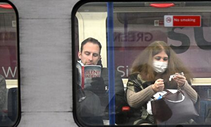 Una viajera con mascarilla en Londres |  EFE