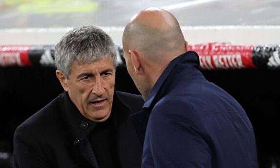 Quique Setién (i) saluda a Zinedine Zidane en los prolegómenos del Clásico. |  EFE