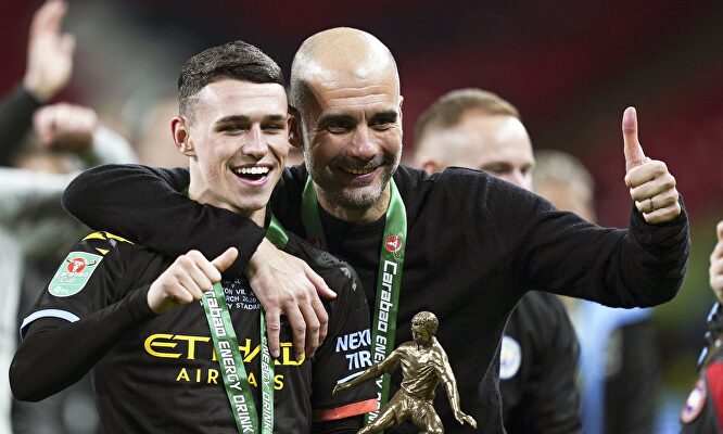 Pep Guardiola (d) celebra junto a Phil Foden el título de la Carabao Cup (Copa de la Liga). | EFE