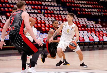 Laprovittola, en acción ante el Armani Milán. |  EFE