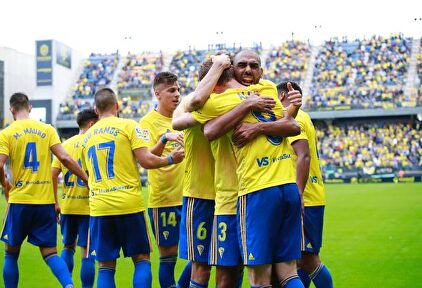 Los jugadores del Cádiz celebran un gol en un partido de LaLiga SmartBank. | Cordon Press