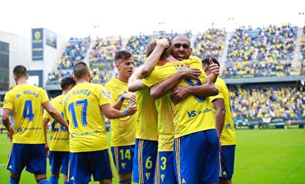 Los jugadores del Cádiz celebran un gol en un partido de LaLiga SmartBank. |  Cordon Press