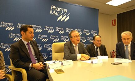 José María Fernández, presidente de PharmaMar, en el centro, junto con otros directivo de la empresa |  Europa Press
