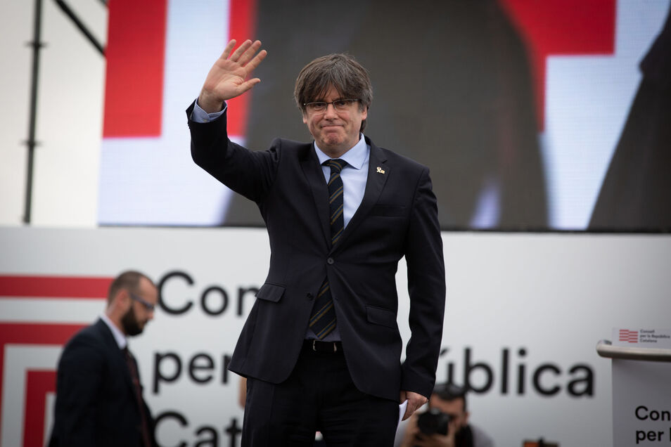 Puigdemont aprovecha el hueco de Torra para lanzar un discurso "institucional" en el que promete que tras las elecciones se proclamará la república. 29022020-carles-puigdemont-perpinan