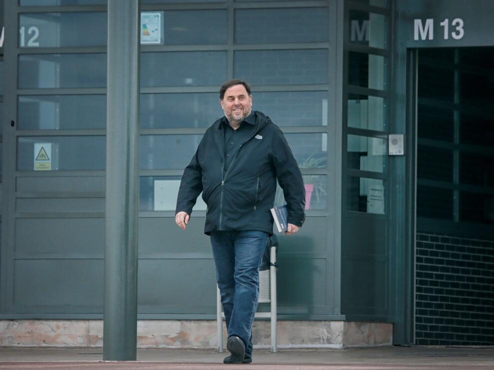 Oriol Junqueras saliendo de la prisión de Lledoners tras la aplicación del artículo 100.2 del Reglamento Penitenciario. |  EFE