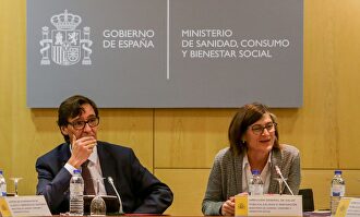 La directora general de Salud Pública, Pilar Aparicio, junto al ministro de Sanidad, Salvador Illa |  Europa Press
