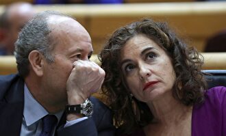 Campo y María Jesús Montero. |  EFE