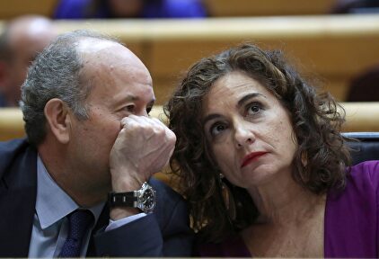 Campo y María Jesús Montero. |  EFE