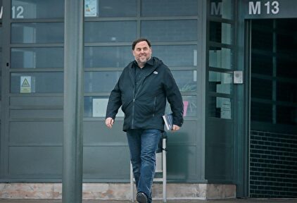 Oriol Junqueras saliendo de la prisión de Lledoners tras la aplicación del artículo 100.2 del Reglamento Penitenciario. |  EFE