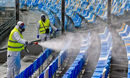 Miembros del 'Napoli Servizi' fumigan el estadio San Paolo en Nápoles |  EFE