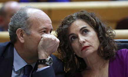 Campo y María Jesús Montero. |  EFE