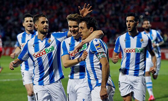 Mikel Oyarzabal (c) es felicitado por su gol al Mirandés en Anduva. |  EFE