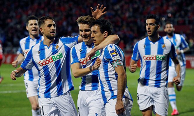 Mikel Oyarzabal (c) es felicitado por su gol al Mirandés en Anduva. |  EFE