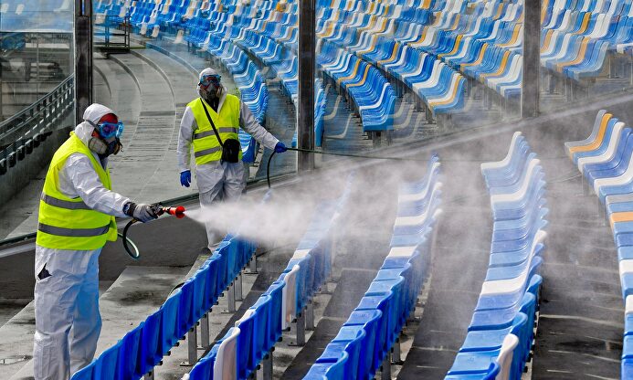 Miembros del 'Napoli Servizi' fumigan el estadio San Paolo en Nápoles |  EFE