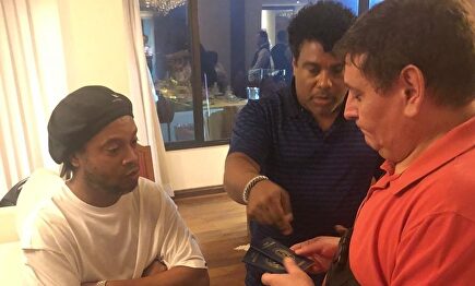 Ronaldinho (i) y su hermano Roberto (c), detenidos en Paraguay. |  EFE