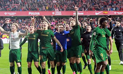 Los jugadores del Athletic celebran el pase a la final de Copa en el césped de Los Cármenes. | EFE