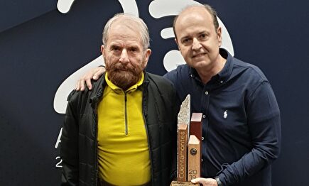 César Pérez de Tudela y Juanma Rodríguez posan con el premio Cuentamontes en esRadio. |  GD
