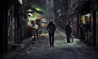 Un hombre con una capucha camina solo por una calle. |  Pixabay