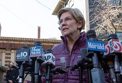 Elizabeth Warren hizo el anuncio en su casa en Cambridge, Massachusetts. |  EFE
