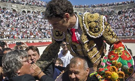 José Tomás saliendo por la Puerta de los Cónsules de Nimes. | Simon Casas Production