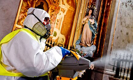 Desinfección de una iglesia en Nápoles |  EFE