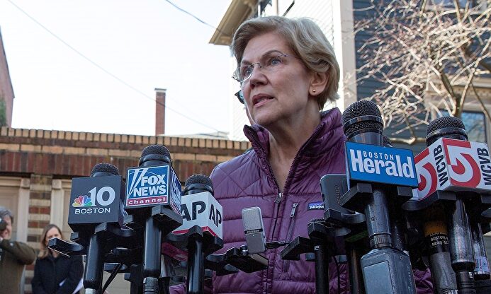 Elizabeth Warren hizo el anuncio en su casa en Cambridge, Massachusetts. |  EFE