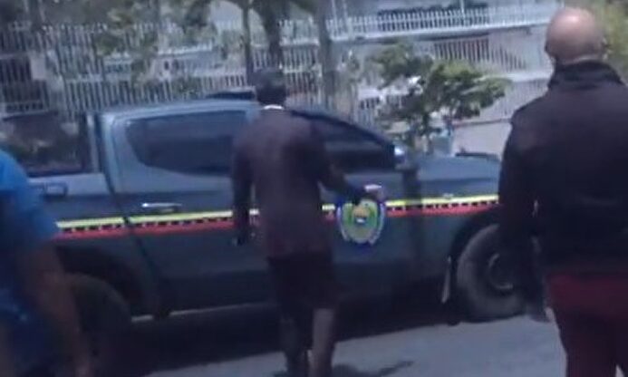 Guaidó mostró un video de la Policía chavista cerca de su casa. |  @jguaido