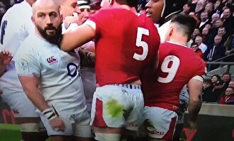 Solo lo puedes ver en el rugby: el inglés Joe Marler pellizca en sus partes nobles al galés Jones