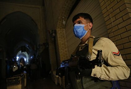 Un soldado se protege con mascarilla en Iraq. | EFE
