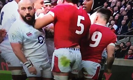 Solo lo puedes ver en el rugby: el inglés Joe Marler pellizca en sus partes nobles al galés Jones