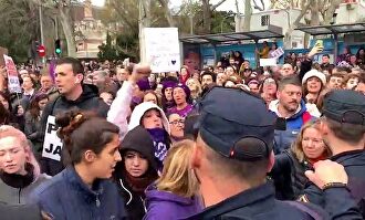 Insultos, escraches y amenazas de muerte a periodistas y políticos en el 8-M feminista: "¡Villacís, puta, fuera!"