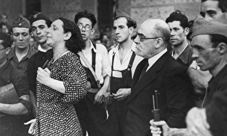 La socialista Margarita Nelken con miembros del Frente Popular español y francés en Toledo en agosto de 1936 | Cordon Press