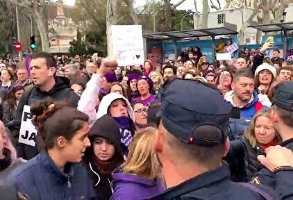 Insultos, escraches y amenazas de muerte a periodistas y políticos en el 8-M feminista: "¡Villacís, puta, fuera!"