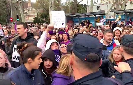 Manifestantes abuchean a Cs durante la manifestación del 8M