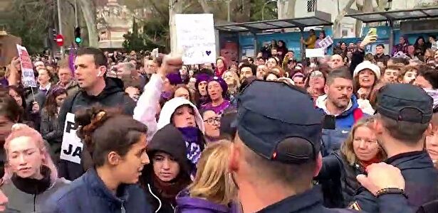 Insultos, escraches y amenazas de muerte a periodistas y políticos en el 8-M feminista: "¡Villacís, puta, fuera!"