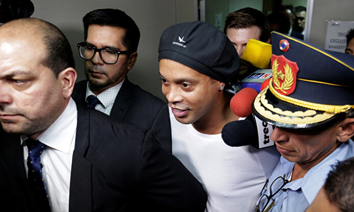 Ronaldinho, en un embrollo |  EFE