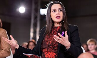 Inés Arrimadas, con un lazo morado. |  EFE