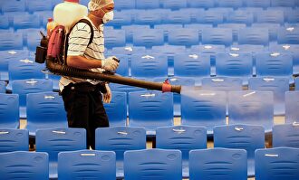 Desinfección de un estadio en Filipinas |  EFE